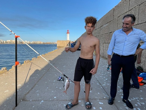 Más de 30 niños lanzan sus cañas al mar en el 50º Concurso de Pesca Infantil y Juvenil