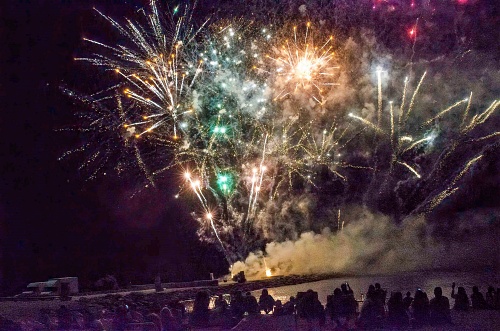 Un brillante espectáculo piromusical pone el broche de oro a la Feria de Almería