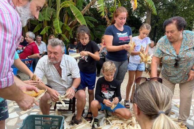 La barriada abderitana de La Alquería celebra su tradicional ‘Desfarfollo de maíz’