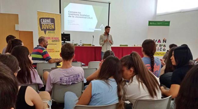 El IAJ acerca los servicios de información juvenil a estudiantes del IES Alhadra