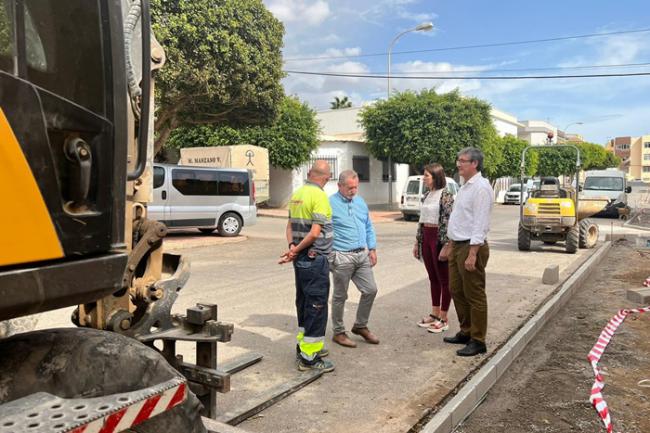 La calle Acuario de la barriada abderitana de La Curva recibe unas obras de mejora y acondicionamiento