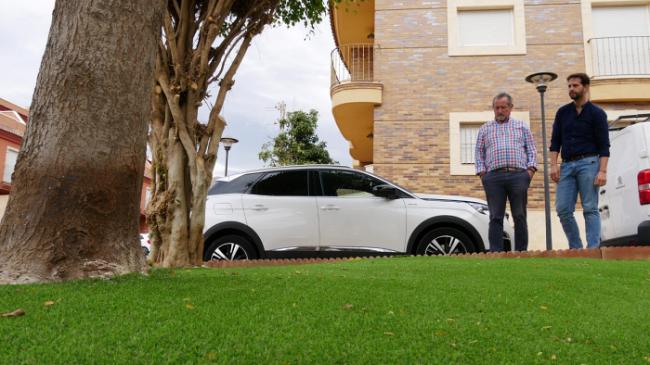 Los parterres de Adra lucen césped artificial
 