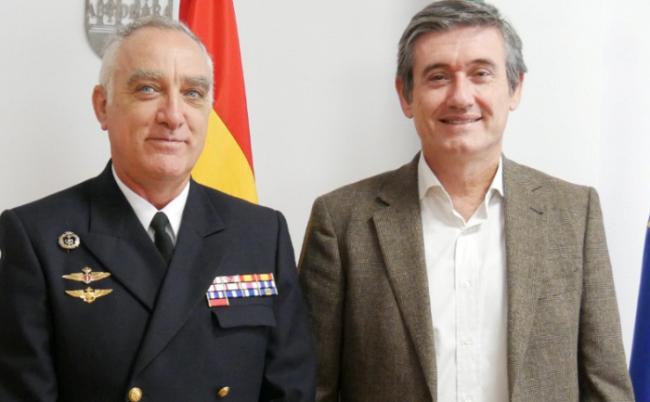 Cortés recibe en el Ayuntamiento al nuevo comandante naval de Almería