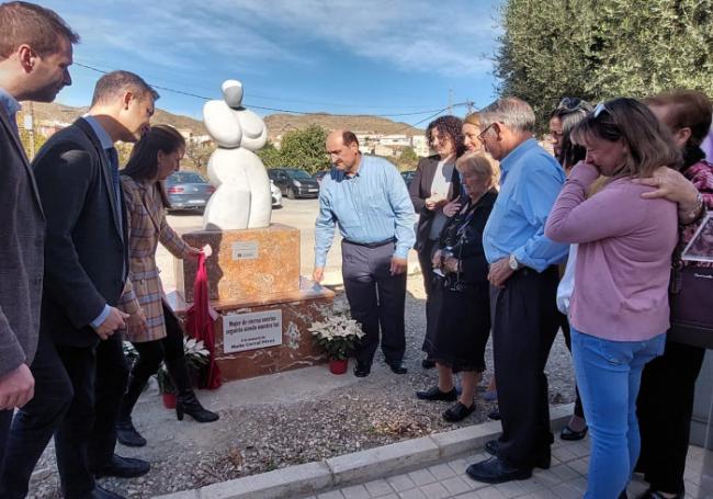 Una escultura en Cantoria recuerda ‘la sonrisa y la luz’ de Maite Corral
 