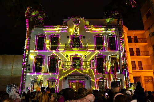 Adra da la bienvenida a la Navidad con un ‘video mapping’ 