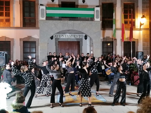 Zambra celebra su tradicional zambomba flamenca en la Puerta del Mar