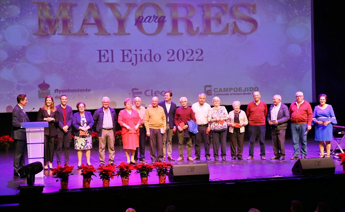 Casi un millar de mayores en la Gala de Navidad de El Ejido