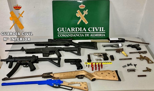 La extraña colección de armas de fuego caseras de un productor de marihuana