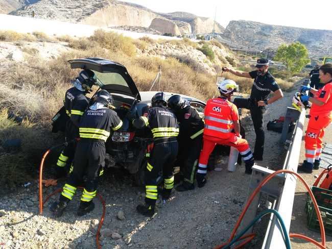 Rescatado por los bomberos tras caer al vacío con su vehículo