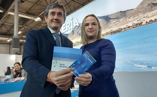 Adra promociona en FITUR la nueva guía de rutas y senderos