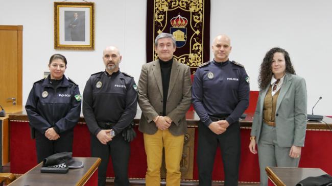 Manuel Cortés preside la toma de posesión de dos oficiales de la Policía Local