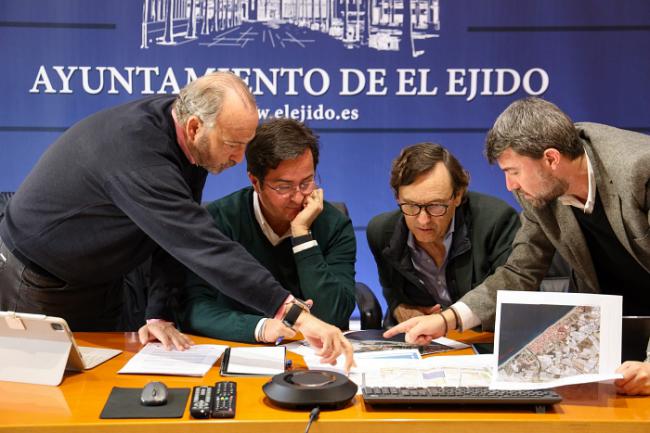 Los senadores del PP se interesan por los problemas de El Ejido