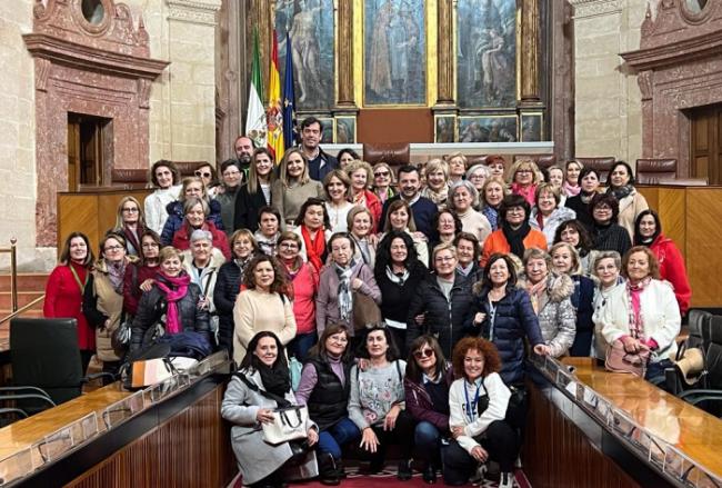 Las asociaciones de mujeres de Almerimar y Rosa Chacel visitan el Parlamento de Andalucía