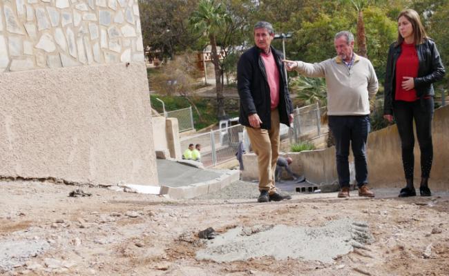 Mejora el asfalto y acerado de la calle Alarcón de Adra