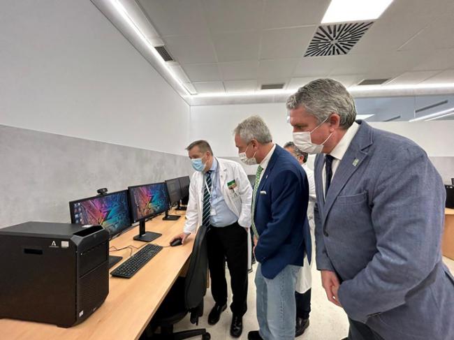 El gerente del SAS visita la nueva Sala Digital de Teleasistencia del Hospital de Poniente