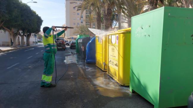 Labores limpieza intensiva de contenedores de Adra y barriadas
 