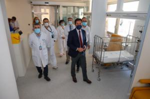 El alcalde de El Ejido visita el Circuito de Atención Infantil Urgente en el Hospital de Poniente