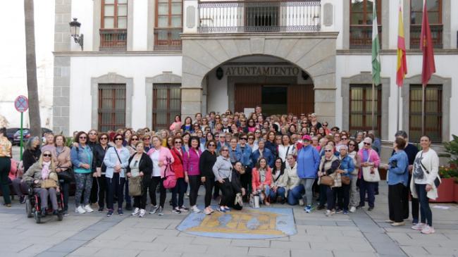 Buñuelos y chocolate en la convivencia de mujeres de Adra