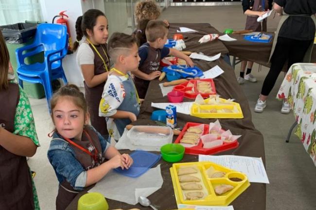 Los niños de Adra se meten la cocina de Semana Santa