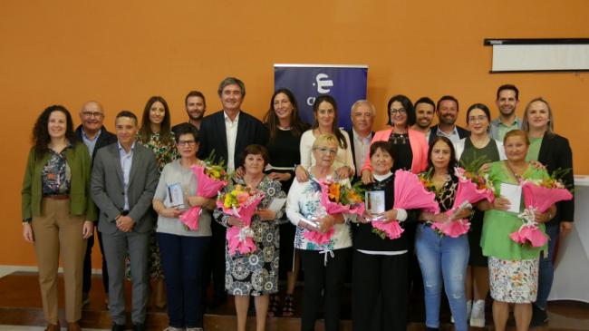 Manuel Cortés y Loles López arropan a Clece en su homenaje a las auxiliares del SAD en Adra