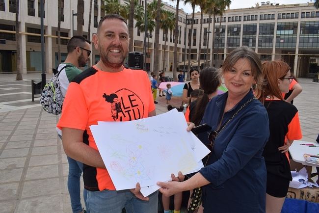 Los niños de El Ejido hacen dibujos para el Día de la Madre