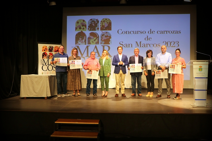 Los ganadores del Concurso de Carrozas de San Marcos 2023 reciben sus diplomas y premios.