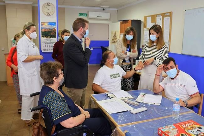 El delegado territorial y la edil de Servicios Sociales visitan la sede de la Asociación ‘Vivir’