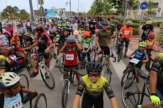 Más de 600 personas pedalean en el XXXV Día de la Bici de El Ejido