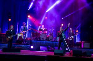 Loquillo se crece como estrella del rock en un concierto equilibrado en Almería