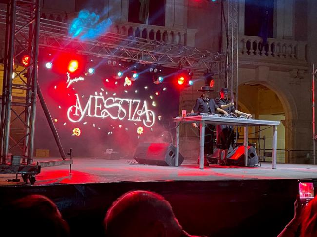 ‘Mëstiza’ hace bailar a los almerienses con su fusión de flamenco y electrónica en Alamar