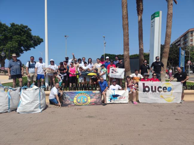 Limpieza de fondos marinos en la Playa de San Nicolás de Adra
 