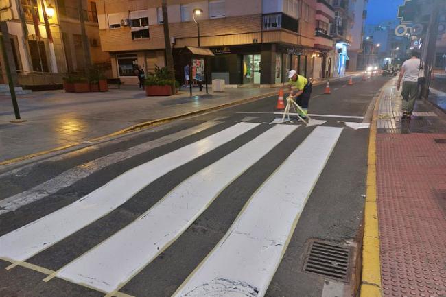 Repintado de la señalización horizontal en Adra