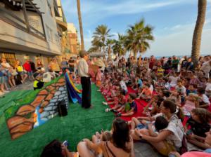 ‘Cuéntamelo en Almería’ llena el Paseo Marítimo de niños y mayores