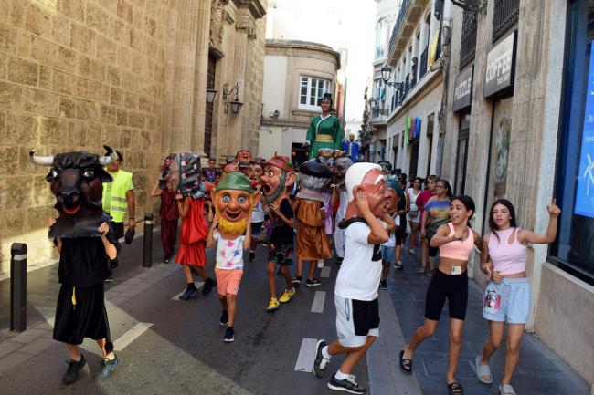 Los Gigantes y Cabezudos cumplen con la tradición durante la Feria de Almería
 