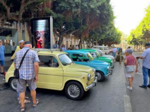 Museo efímero de coches Seat 600 y Mini Cooper