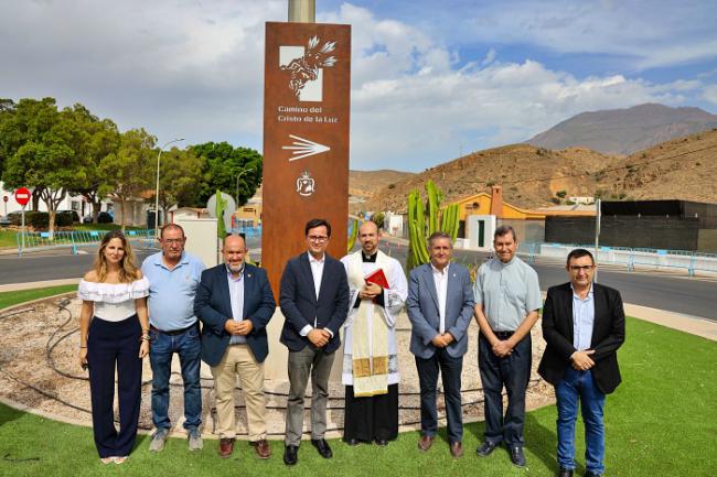 Un monolito en Pampanico en honor del Cristo de Dalías