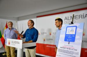 En bicicleta y a pie a cinco colegios de Almería