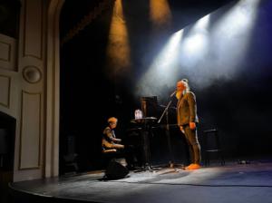 José Luis Jaén conmueve con su voz en el Teatro Apolo