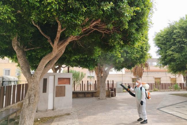 Desinfección en centros escolares y calles de Adra