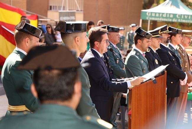 El alcalde muestra el “reconocimiento” de El Ejido a la Guardia Civil