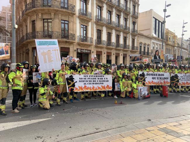 El PSOE dice que el gobierno municipal 'engaña' a los bomberos