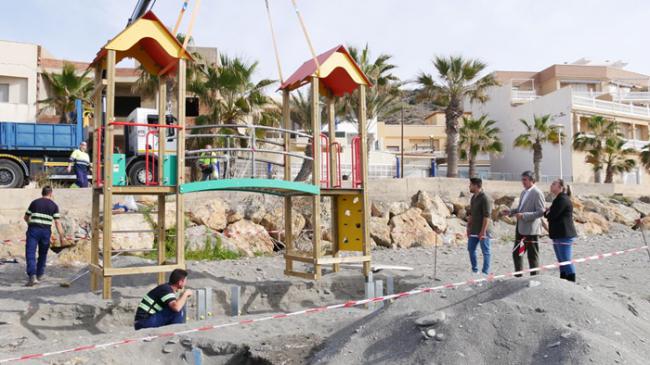 Nuevos elementos de juego infantiles para las playas de Guainos y El Lance de la Virgen