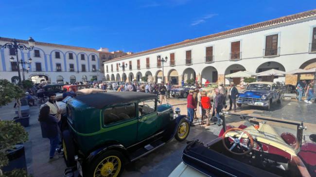 Berja admira el ‘museo sobre ruedas’ de coches clásicos