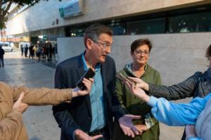 El PSOE denuncia enormes colas en Nueva Andalucía para una cita médica