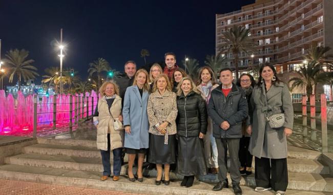 La Fuente de los 103 Pueblos se ilumina con luz violeta por ‘Almería Unida Contra la Violencia de Género’