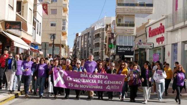 Adra sale a la calle contra la violencia de género