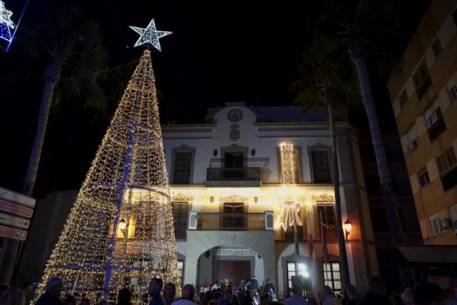 La Navidad llega a Adra con una mágica nevada