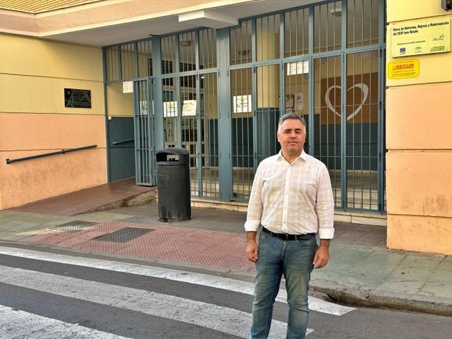 El PSOE denuncia que no se hacen los dos baldeos a la semana en los colegios