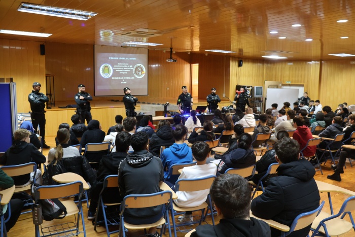 La Policía Local de El Ejido conciencia a escolares contra el "menudeo"