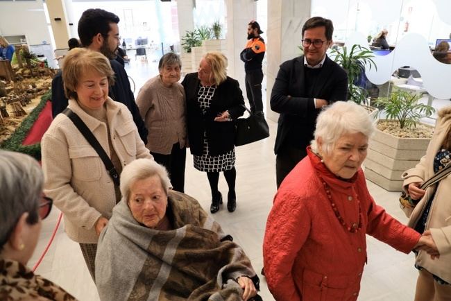 Los mayores de la Residencia Ciudad de El Ejido visitan el Belén Municipal